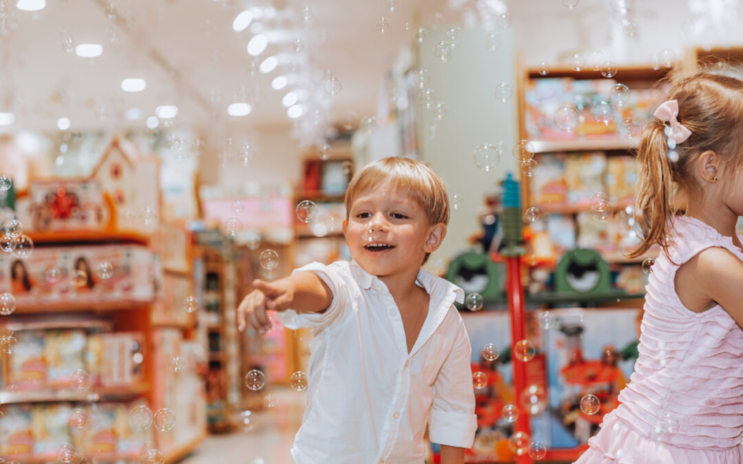 Zabawki, które uczą i bawią – jak dobierać asortyment do sklepu z artykułami dziecięcymi?